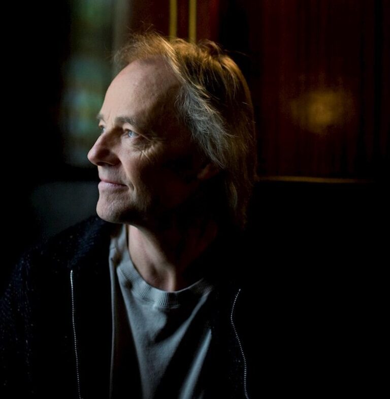 SNOWY WHITE AND THE WHITE FLAMES