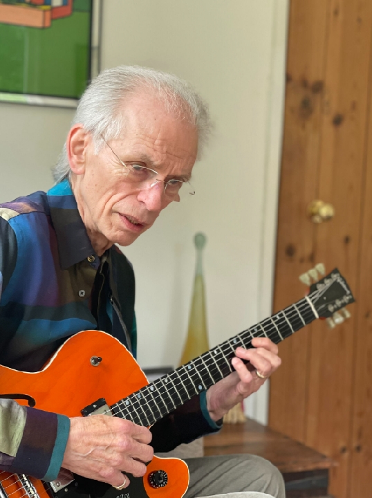 STEVE HOWE Announces the Release of Guitarscape